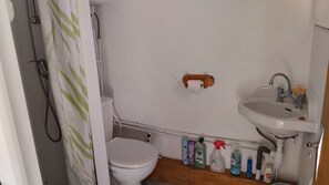 Dusj, hårføner, håndklær og såpe