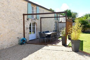 Outdoor dining - Au Clos des Auges – The Perfect Vacation Rental for a Family Vacation (Saint-Saturnin-du-Bois)