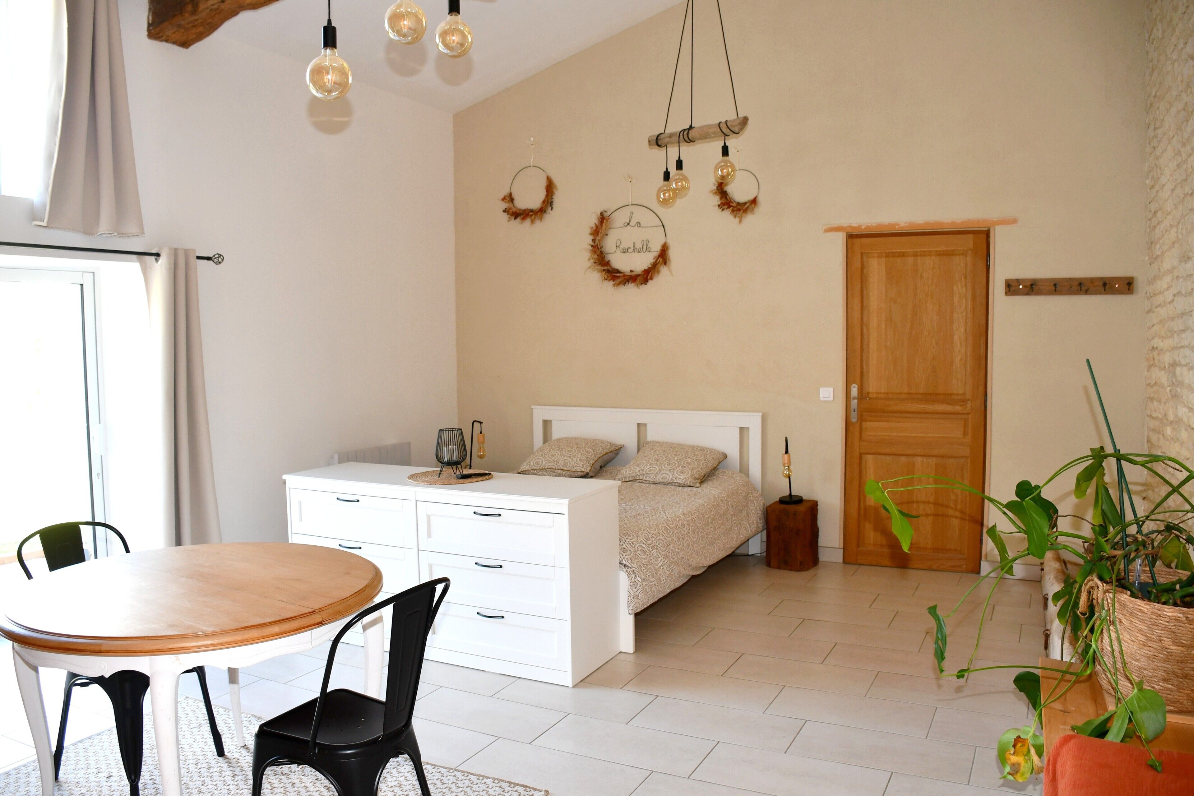 Une chambre à coucher avec un lit, une table de chevet et une fenêtre.
