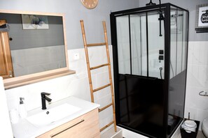 Een douche, een haardroger, toiletpapier