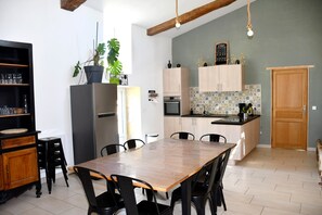 Coffee/tea maker, fridge, microwave, oven - Au Clos des Auges – The Perfect Vacation Rental for a Family Vacation (Saint-Saturnin-du-Bois)