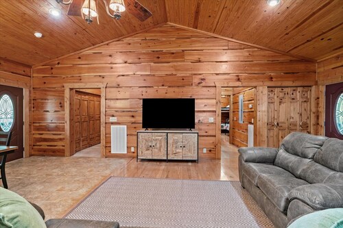 Welcoming 2-bedroom lake cabin in charming Cave Spring