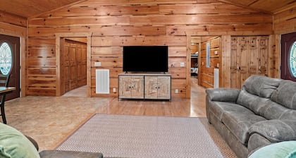 Welcoming 2-bedroom lake cabin in charming Cave Spring