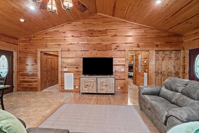 Welcoming 2-bedroom lake cabin in charming Cave Spring