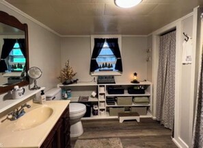 Hair dryer, towels, soap, toilet paper - 3-bedroom farmhouse in charming Del Rio with with trout stream and 35 acres. (Del Rio)