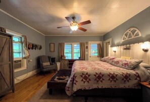 Desk, iron/ironing board, travel cot, free WiFi - 3-bedroom farmhouse in charming Del Rio with with trout stream and 35 acres. (Del Rio)