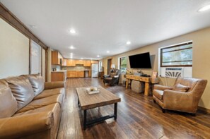 Living area - Smokiam RV Resort (Soap Lake)