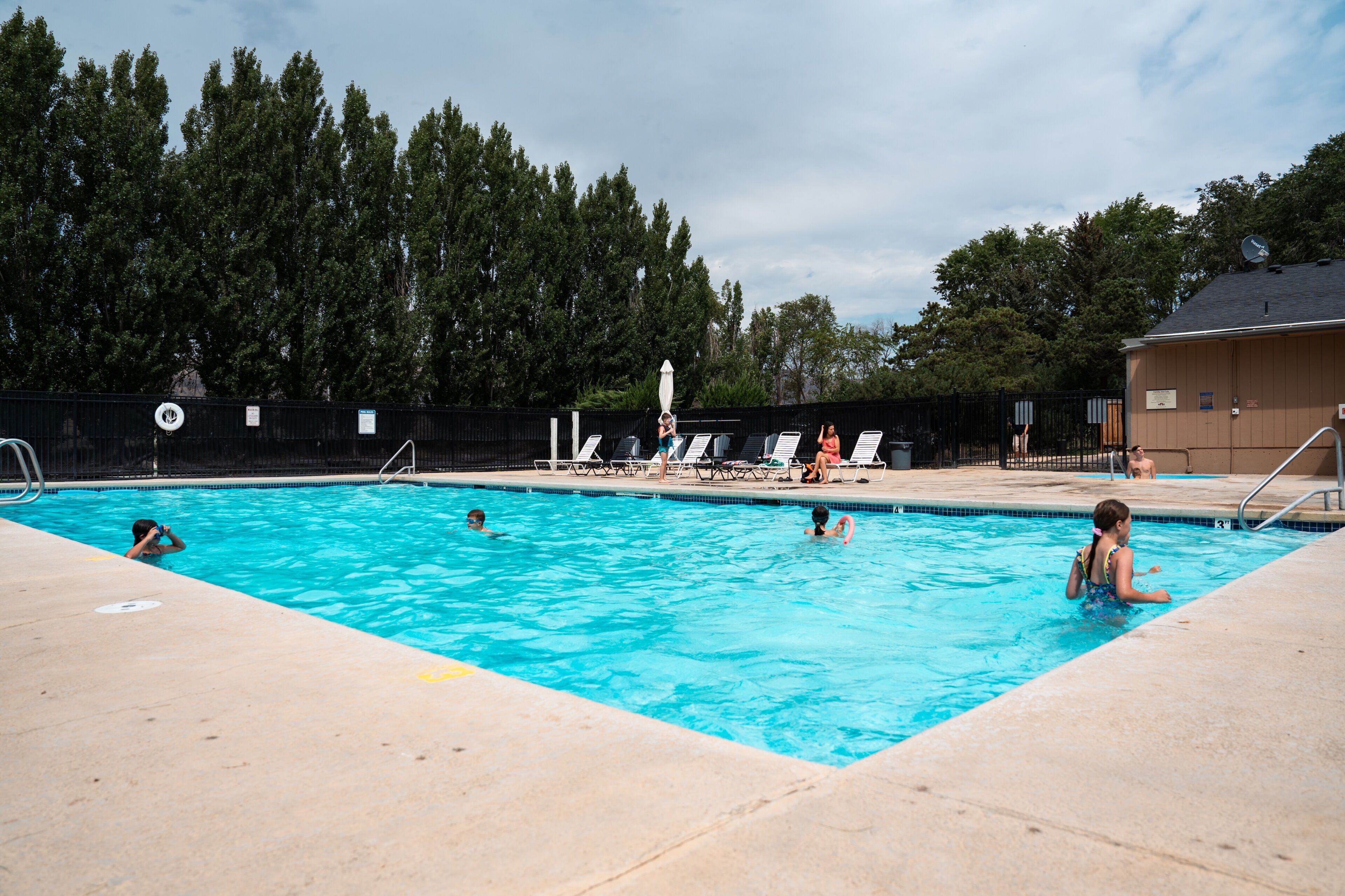 Una piscina al aire libre de temporada