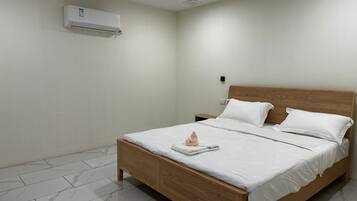 1 bedroom, bed sheets