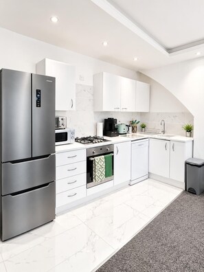 A modern kitchen with a stainless steel refrigerator, a built-in oven, and a gas stove. - NEW 1-BR apartment in Liverpool - Sleeps 4 - City Centre - Anfield & Everton (Liverpool)