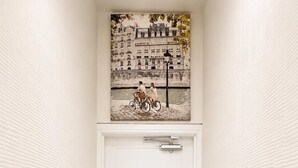 Een witte deur met het nummer '635B' en een kleine deurbel erboven.