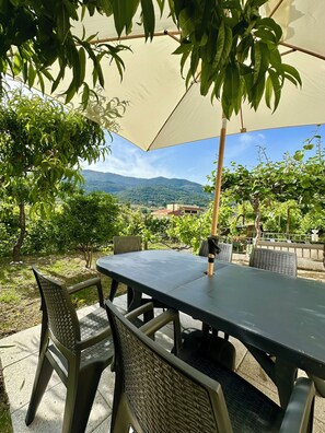 Outdoor dining - The Magic Garden – Family Apartment with a Garden and Stunning Views (Teixoso)
