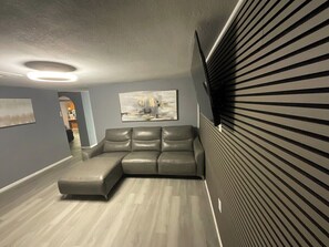 Living area - Enjoyable 4-bedroom house with AC in charming Big Spring (Big Spring)