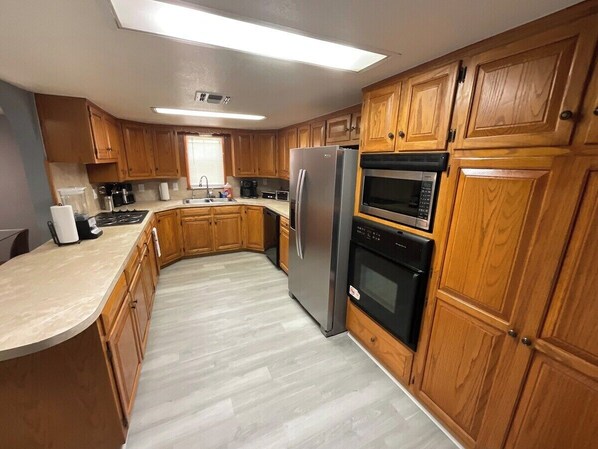 Private kitchen - Enjoyable 4-bedroom house with AC in charming Big Spring (Big Spring)