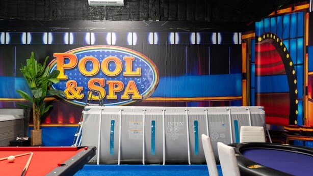 Ein Billardtisch, ein roter Billardtisch und ein Schild mit der Aufschrift 'POOL & SPA'.