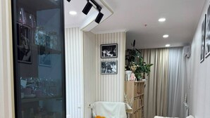 Een moderne woonkamer met een bank, fauteuil en een bijzettafeltje met een vaas.
