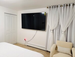 Tabla de planchar con plancha, wifi y ropa de cama 