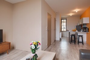 A modern apartment with a living room, a kitchen, and a dining area. - Le Doumer - Centre-ville - Petfriendly (Château-Gontier-sur-Mayenne)