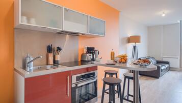 Coffee/tea maker, fridge, microwave, oven