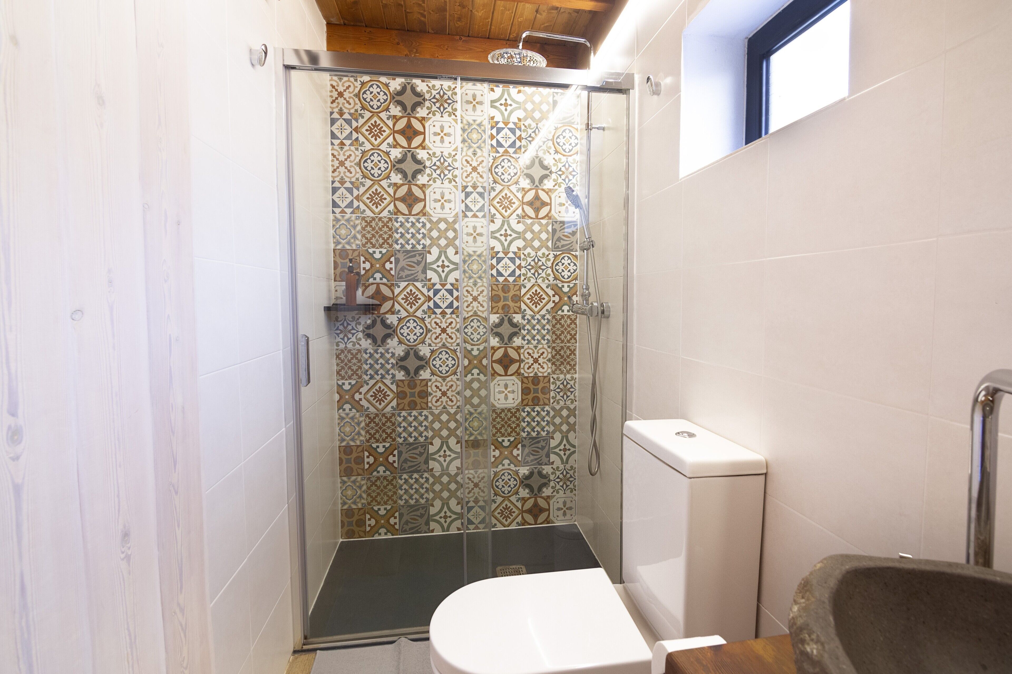 Une salle de bain avec douche, toilettes et baignoire.
