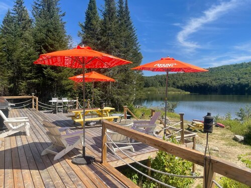 Beautifully Private Chalet in Sainte Anne du Lac! Perfect lake!