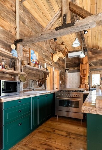 Beautifully Private Chalet in Sainte Anne du Lac! Perfect lake!