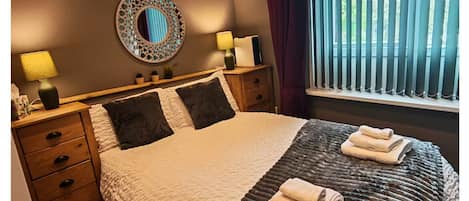 2 chambres, fer et planche à repasser, Wi-Fi, draps fournis