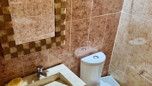 Chuveiro, produtos de toalete grátis, toalhas de banho, shampoo
