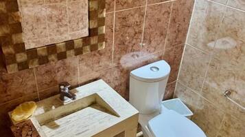 Shower, free toiletries, towels, shampoo