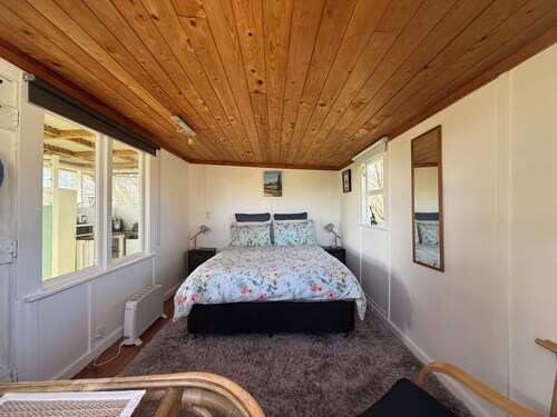 Hilltop farm cabin, private deck & sweeping views, 10 mins to Ōhope Beach