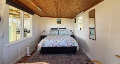 Hilltop farm cabin, private deck & sweeping views, 10 mins to Ōhope Beach
