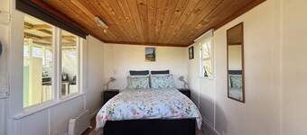 Hilltop farm cabin, private deck & sweeping views, 10 mins to Ōhope Beach