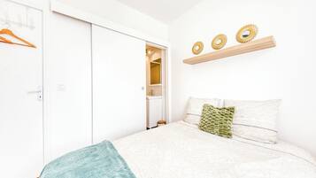 2 bedrooms, desk, free WiFi, bed sheets