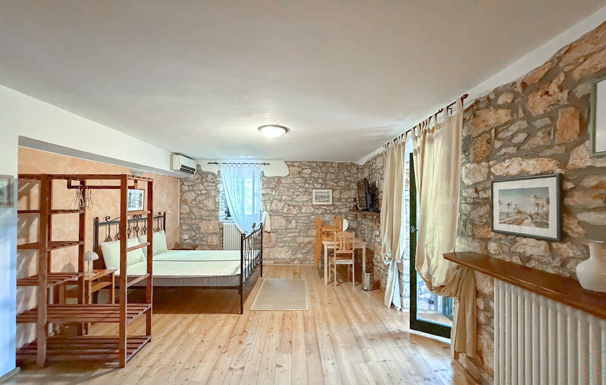 3 bedrooms, iron/ironing board, WiFi (free)