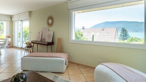 A room with a large window, a bed, a table, and a chair. - House Flaura - Lake View - Veyrier - 3 bedrooms (Veyrier-du-Lac)