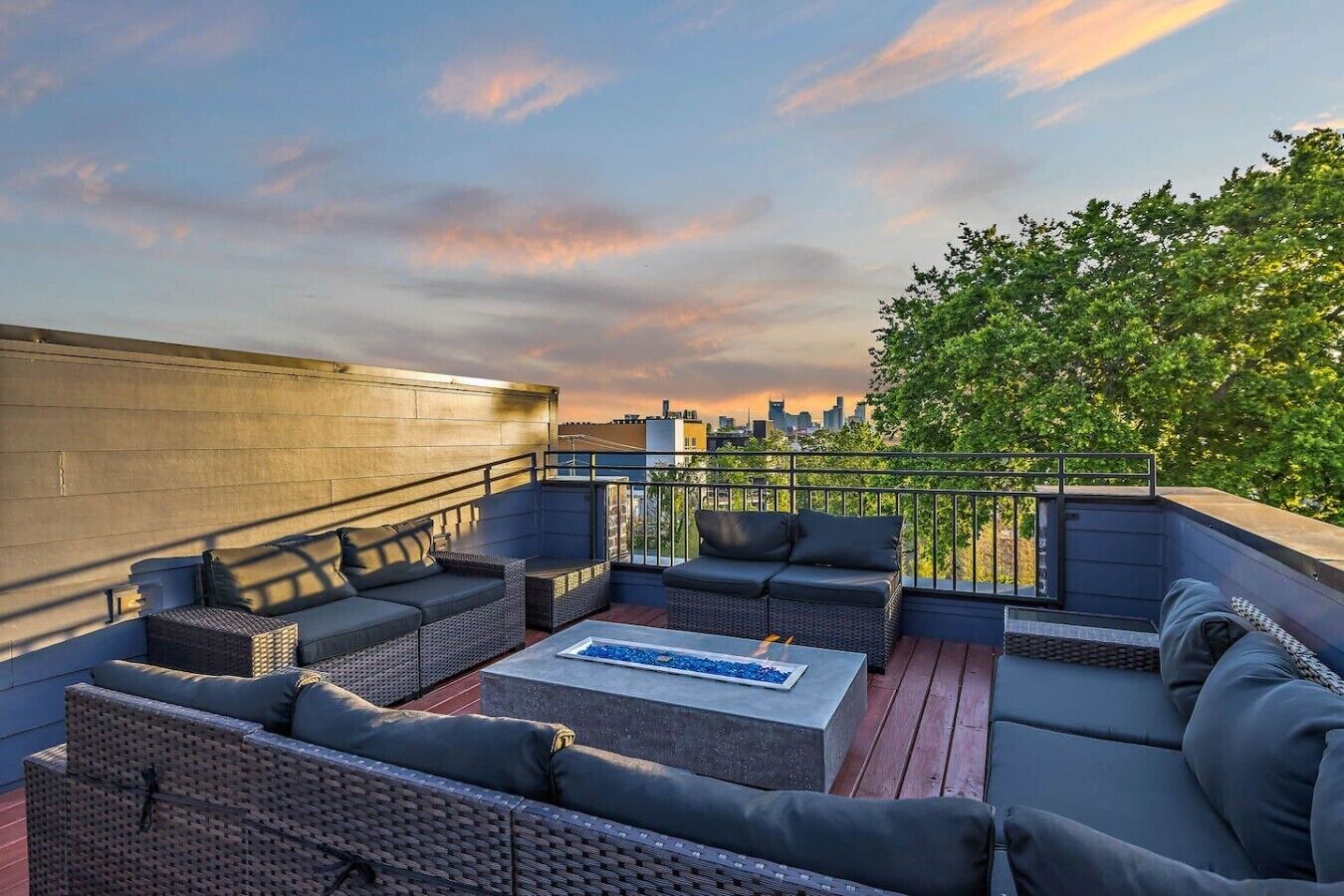 Une terrasse sur le toit avec des sièges extérieurs et un foyer.