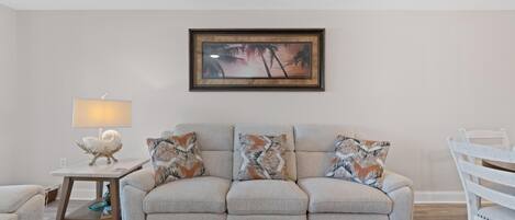 Apartment, 1 King-Bett (Carlos Pointe #222-Gulf Haven) | Wohnbereich