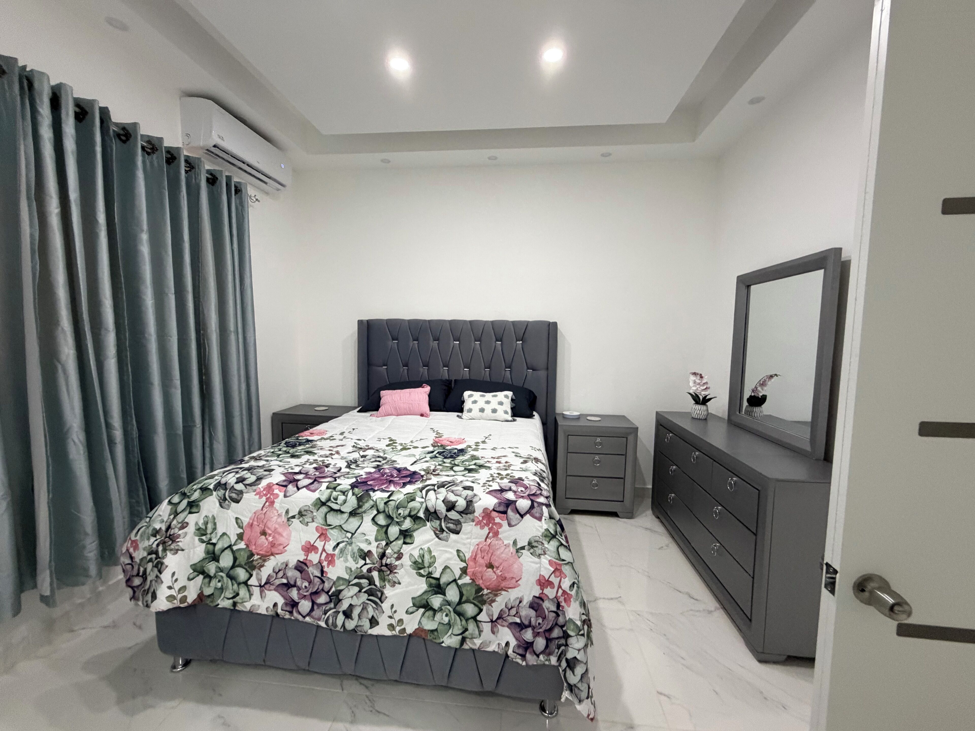 2 bedrooms, iron/ironing board, internet, bed sheets