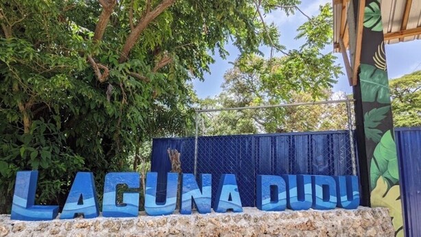 En stenmur med orden ”LAGUNA DUDU” skrivna med blå bokstäver.
