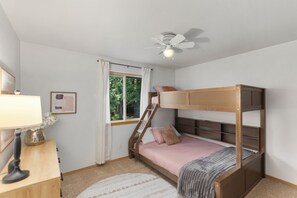 3 bedrooms, free WiFi, bed sheets - The Blue Barnacle: Relaxing Island Getaway with Fiber Internet! (Shelton)