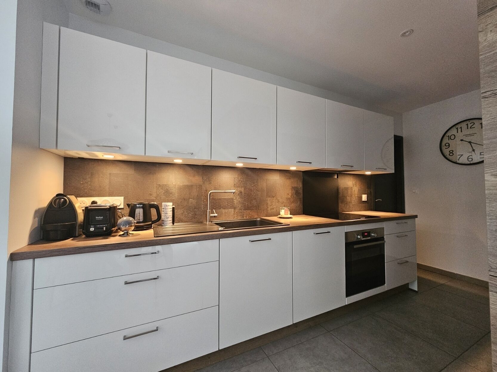 Wasserkocher mit Kaffee-/Teezubehör, Kühlschrank, Mikrowelle, Ofen