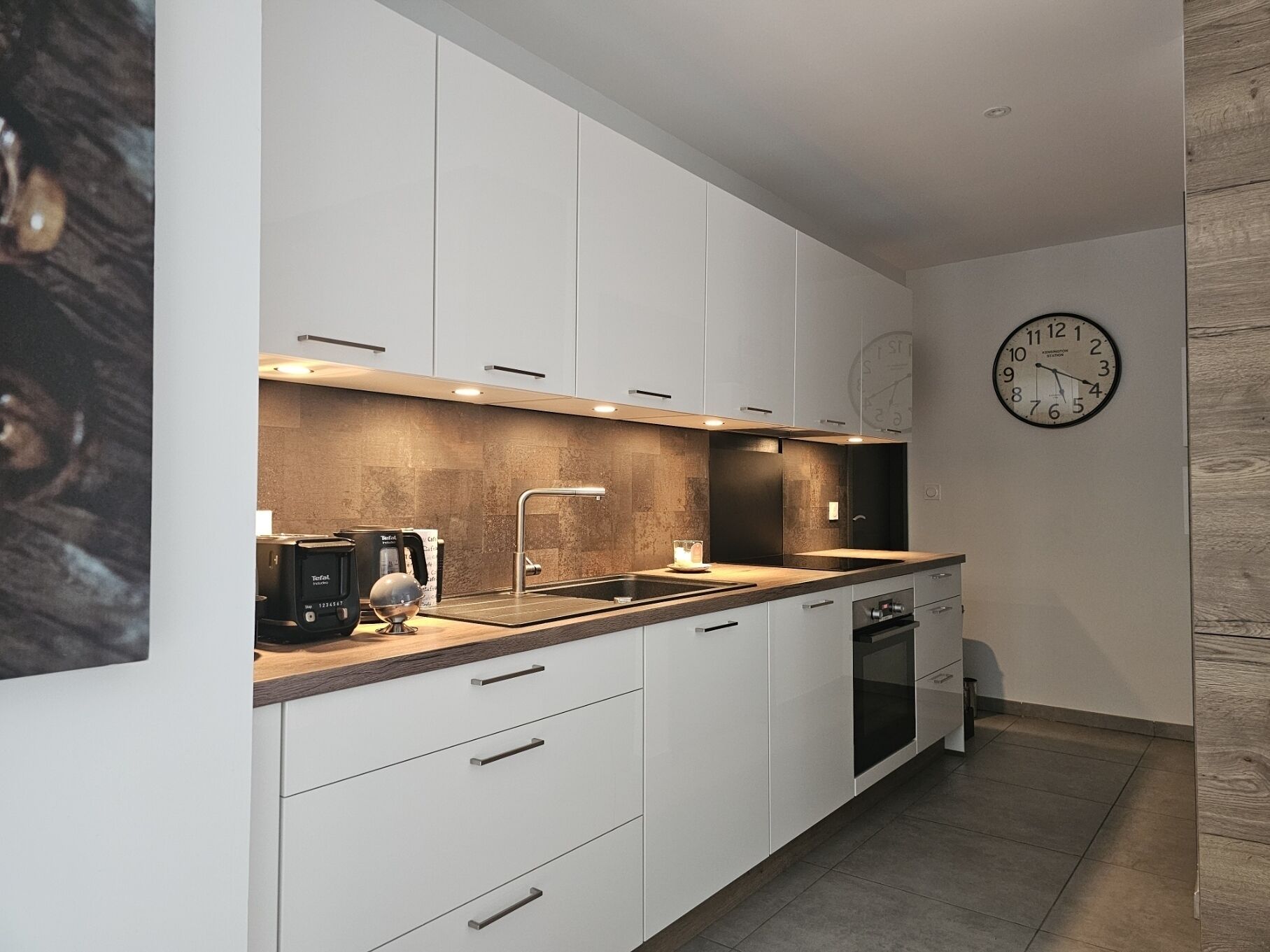 Wasserkocher mit Kaffee-/Teezubehör, Kühlschrank, Mikrowelle, Ofen