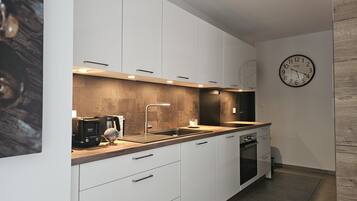 Wasserkocher mit Kaffee-/Teezubehör, Kühlschrank, Mikrowelle, Ofen