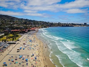 A beach with a long promenade, a clear sky, and a hilly landscape in the background. - Amalfi House/Hot Tub/Pizza Oven/Ocean Views (San Diego)