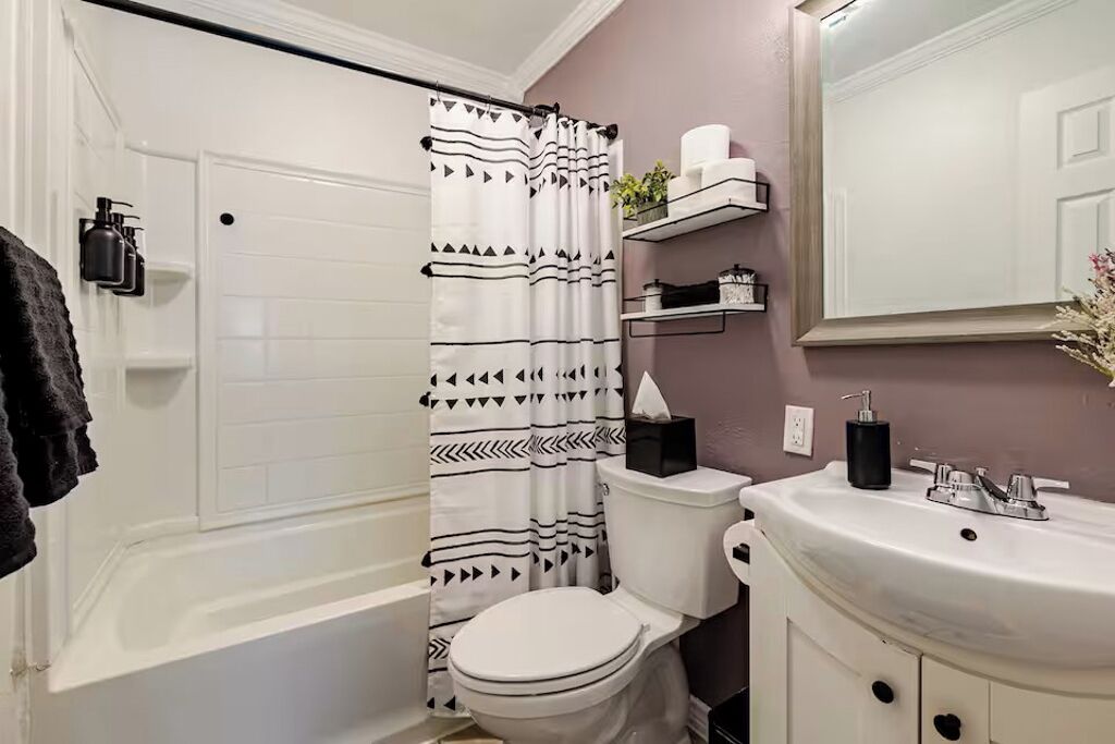Une salle de bain avec une baignoire, des toilettes et un lavabo.