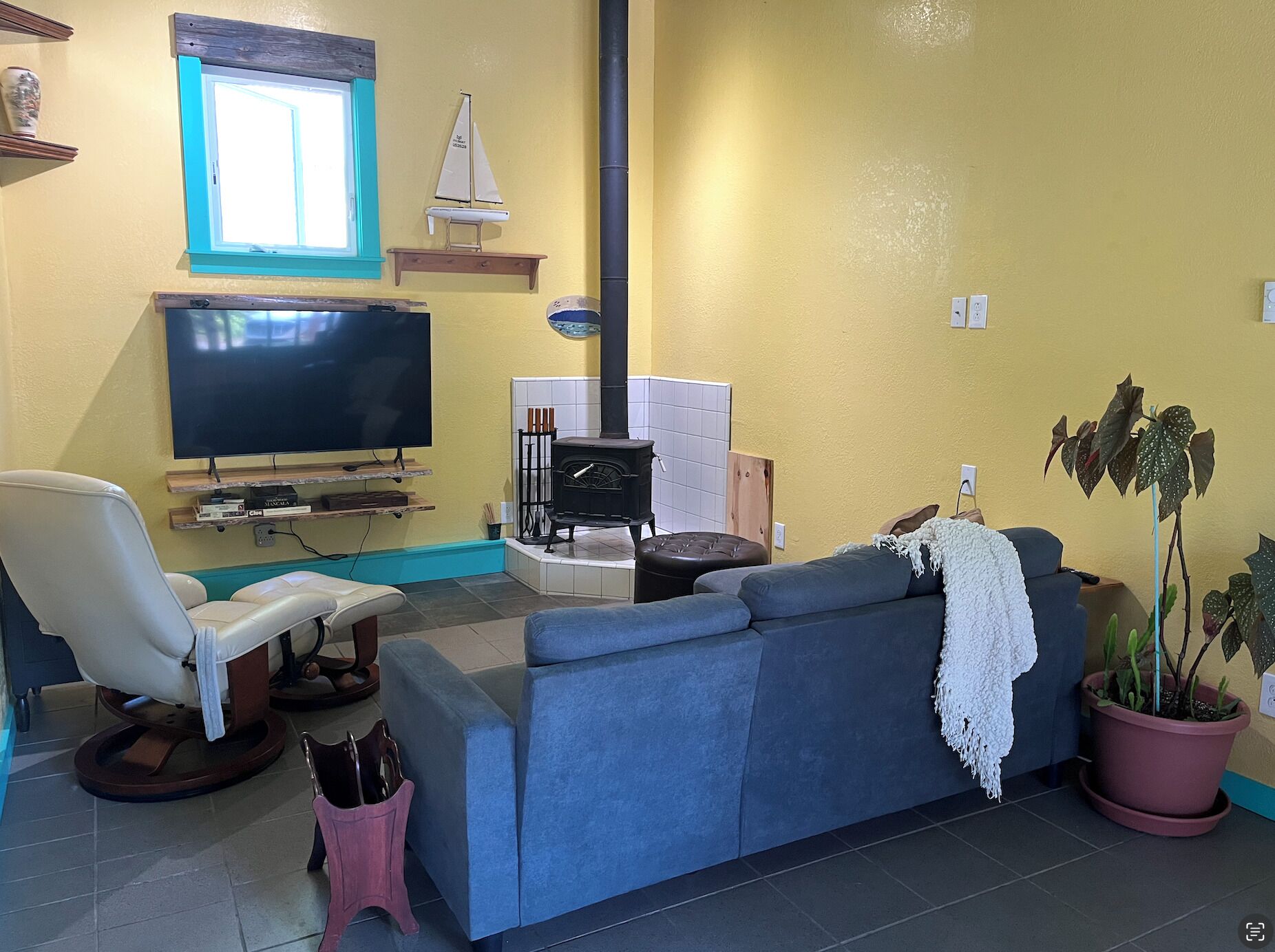 Chetco Riverfront Cottage / Hot Tub / Ev Charger - Brookings, OR