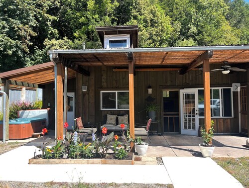 Chetco Riverfront Cottage / Hot Tub / Ev Charger