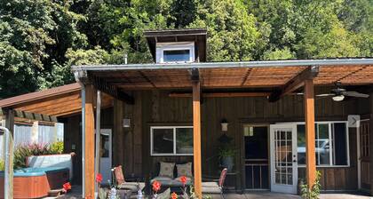 Chetco Riverfront Cottage / Hot Tub / Ev Charger