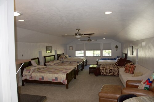 Equestrian Bunkhouse Sleeps 14 - 8 Beds, Corrals - Enterprise, Utah