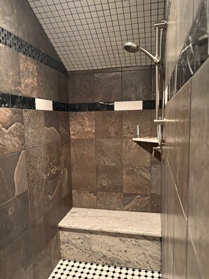 Haartrockner, Handtücher, Seife, Toilettenpapier